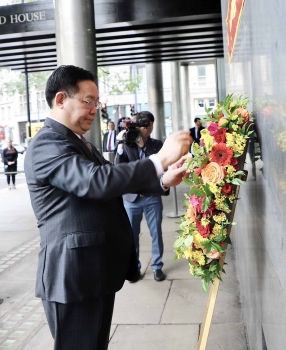 Chủ tịch Quốc hội Vương Đình Huệ dâng hoa tưởng niệm Bác Hồ tại London, Anh