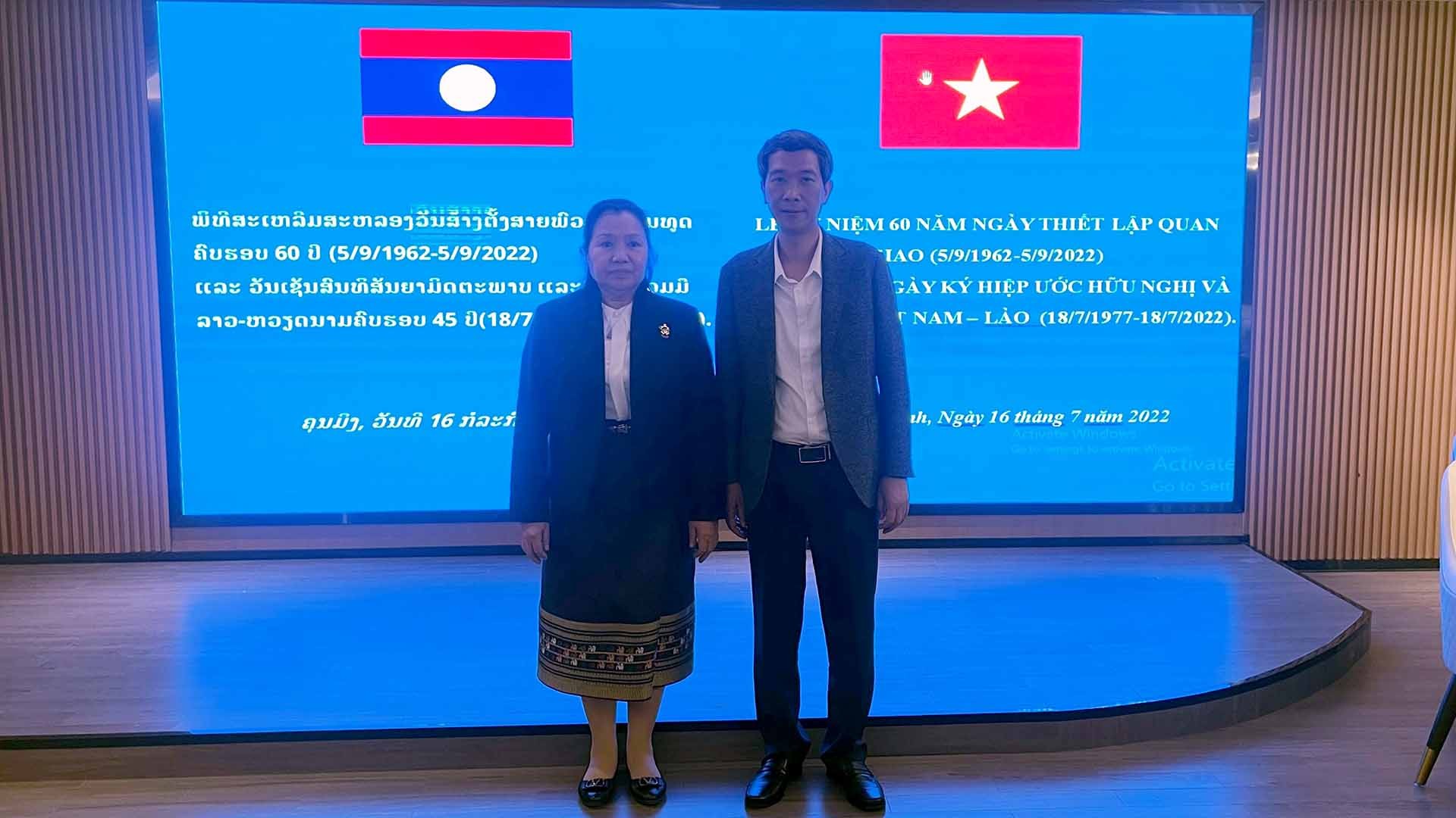 Tổng lãnh sự Nguyễn Trung Hiếu và Tổng lãnh sự Manila Sombandith.