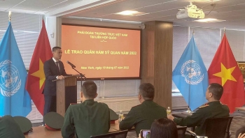 Đại sứ Đặng Hoàng Giang trao quân hàm cho các sỹ quan Quân đội Nhân dân Việt Nam đang phục vụ tại trụ sở LHQ