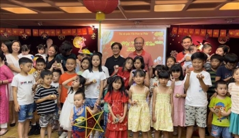 Trẻ em Việt Nam tại Pháp vui đón Tết Trung thu