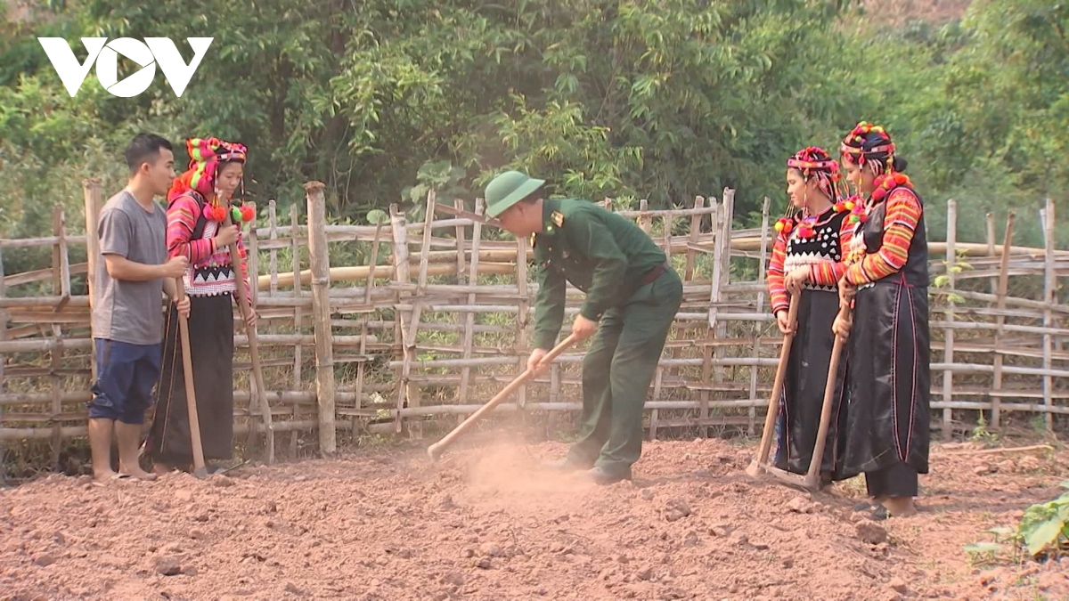 nghia tinh quan dan viet nam lao noi bien gioi cuc tay to quoc hinh anh 3