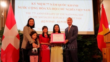 Trao tặng giấy khen cho Hội Người Việt Nam tại Thụy Sĩ