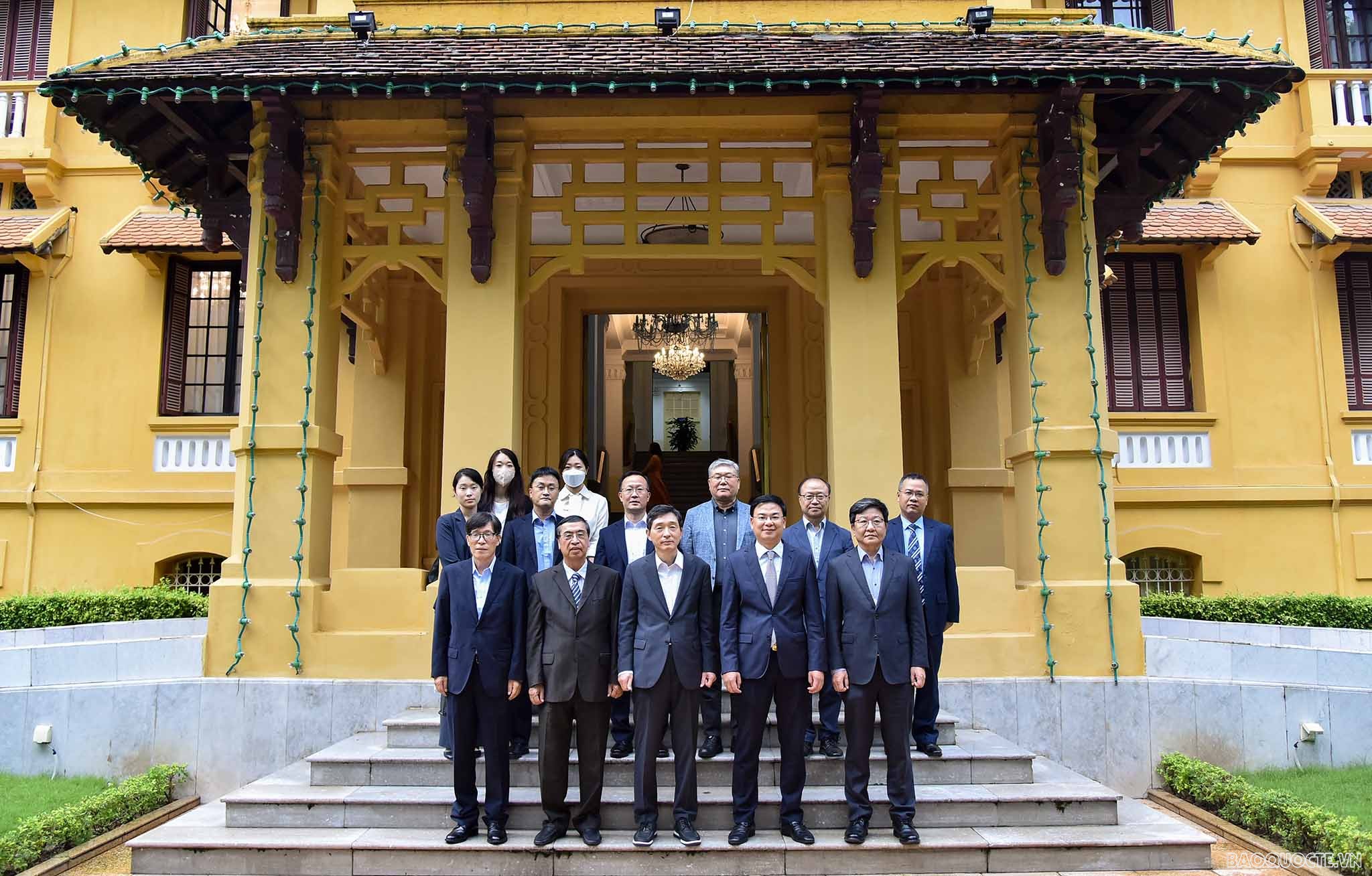 Thứ trưởng Ngoại giao Phạm Quang Hiệu tiếp Nhóm những người uy tín Hàn Quốc. (Ảnh: Nguyễn Hồng)
