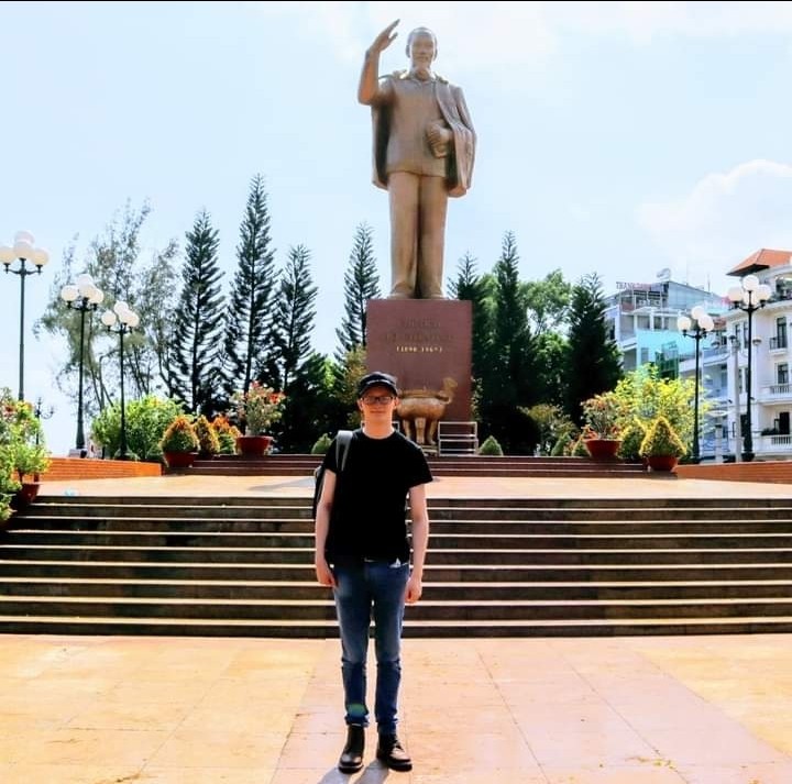 &ldquo;Bức ảnh n&agrave;y l&agrave; lần thứ hai t&ocirc;i đến thăm Việt Nam. Tại đ&acirc;y, t&ocirc;i đứng trước tượng đ&agrave;i B&aacute;c Hồ ở Ninh Kiều, TP. Cần Thơ. Bức tượng n&agrave;y l&agrave; bức tượng m&agrave; t&ocirc;i nhớ rất r&otilde;, trong lần đầu ti&ecirc;n về thăm Việt Nam, t&ocirc;i đ&atilde; hỏi B&aacute;c Hồ l&agrave; ai, v&agrave; tại sao mọi người lại th&iacute;ch B&aacute;c đến vậy?&rdquo;, Kyril kể.