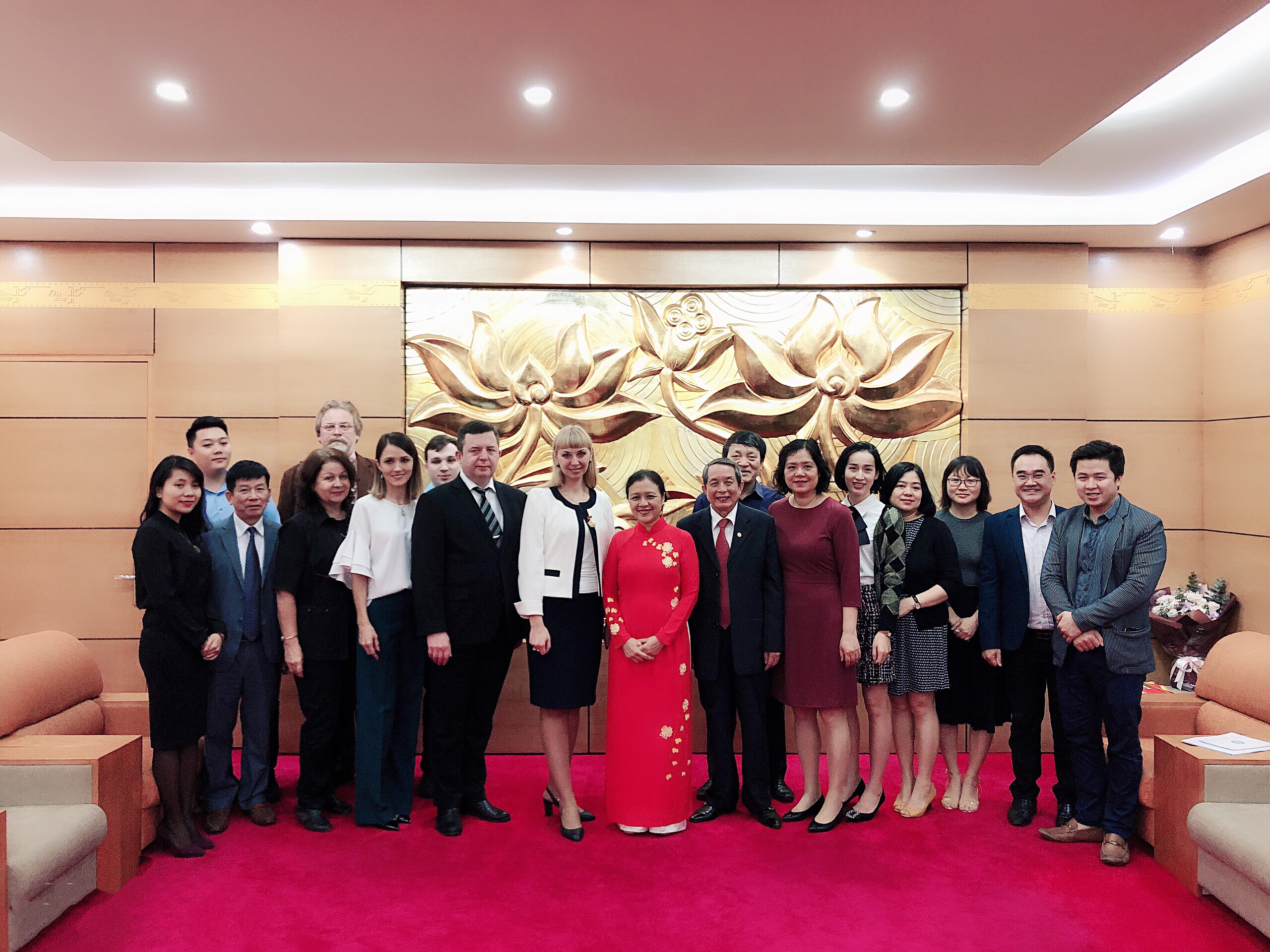 Chủ tịch VUFO trao kỷ niệm chương cho bà Natalia Valerievna Shafinskaya chu tich vufo trao ky niem chuong cho ba natalia valerievna shafinskaya