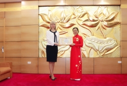 Chủ tịch VUFO trao kỷ niệm chương cho bà Natalia Valerievna Shafinskaya