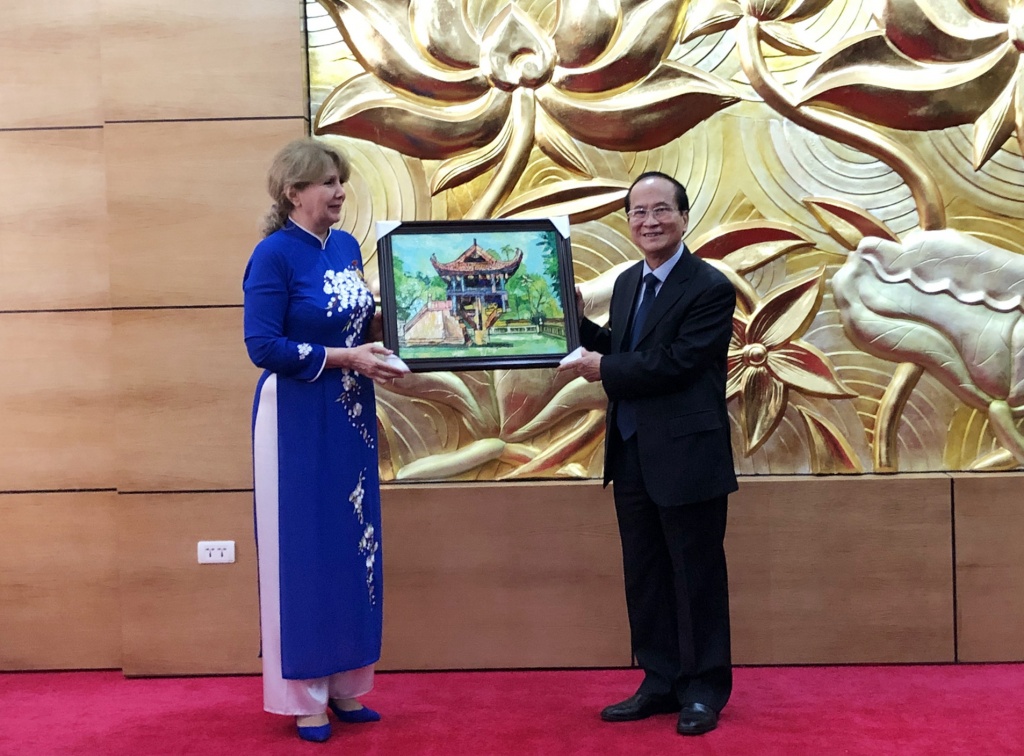 dai su dau tien cua cong hoa acmenia tai viet nam nhan ki niem chuong cua vufo