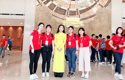 doan dai bieu thanh nien hong kong trung quoc tham quan cung huu nghi viet trung