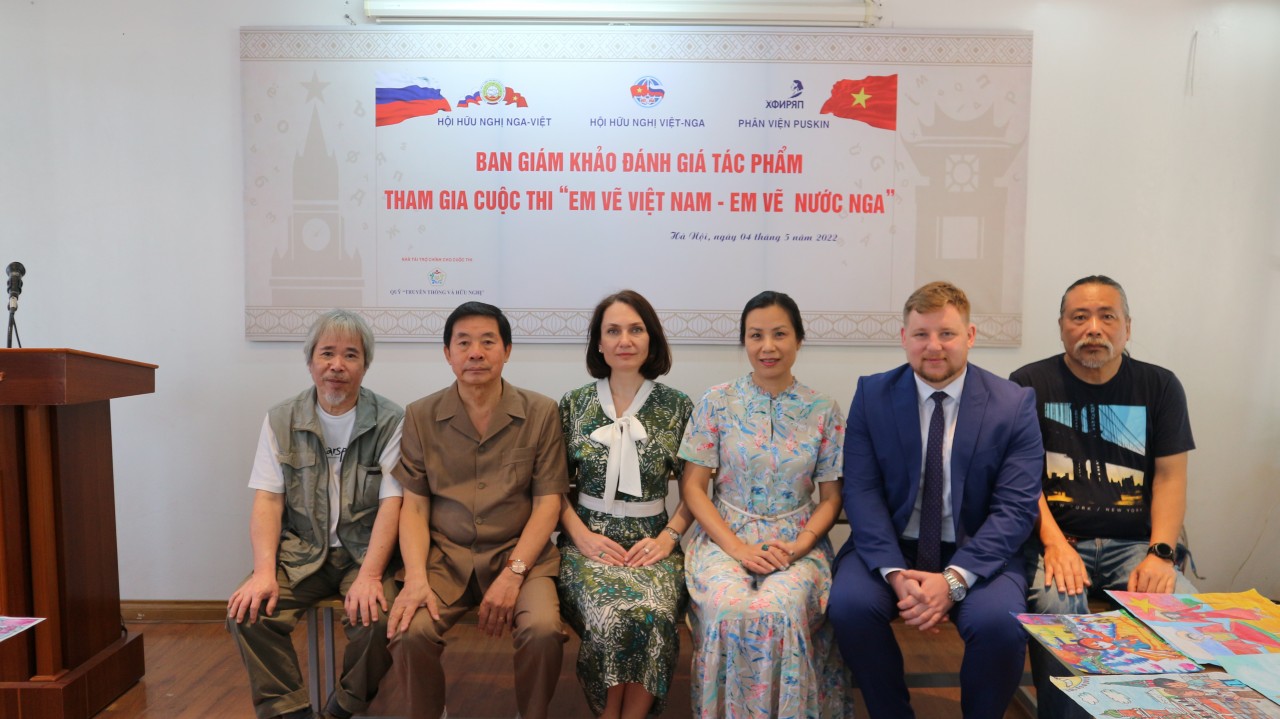 Đánh giá tác phẩm cuộc thi vẽ tranh “Em vẽ Việt Nam – Em vẽ nước Nga”