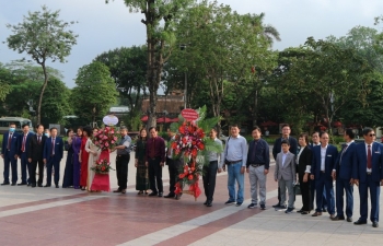 Lãnh đạo Hội Hữu nghị Việt – Nga đặt hoa tưởng niệm V.I Lenin nhân kỷ niệm cách mạng Tháng Mười Nga