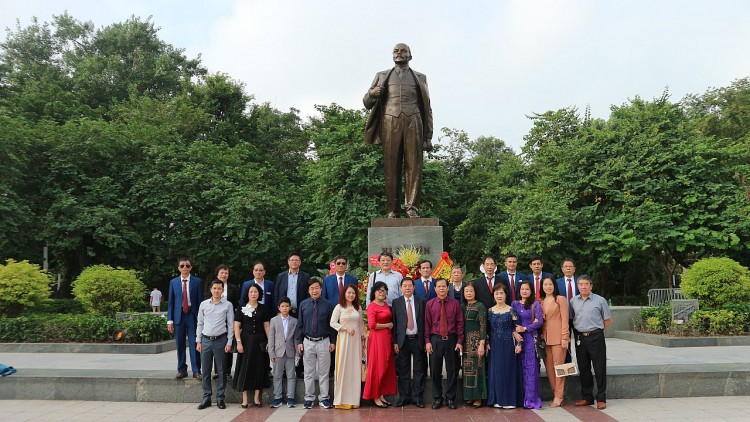 Lãnh đạo Hội Hữu nghị Việt – Nga đặt hoa tưởng niệm V.I Lenin nhân kỷ niệm cách mạng Tháng Mười Nga