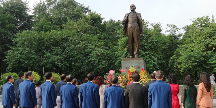 Lãnh đạo Hội Hữu nghị Việt – Nga đặt hoa tưởng niệm V.I Lenin nhân kỷ niệm cách mạng Tháng Mười Nga