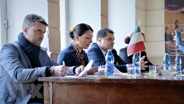 Lãnh sự danh dự Việt Nam tại Napoli Silvio Vecchione tham dự sự kiện. (Ảnh: Hải Linh/TTXVN)