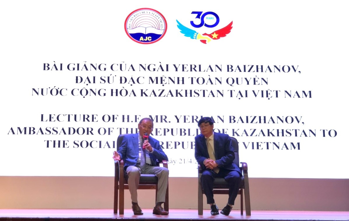Ngài Đại sứ cùng PGS,TS. Phạm Minh Sơn, Giám đốc Học viện Báo chí và Tuyên truyền cùng giao lưu trả lời câu hỏi của các bạn sinh viên.