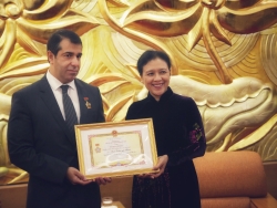 Đại sứ Azerbaijan tại Việt Nam đầu tiên nhận Kỷ niệm chương của VUFO