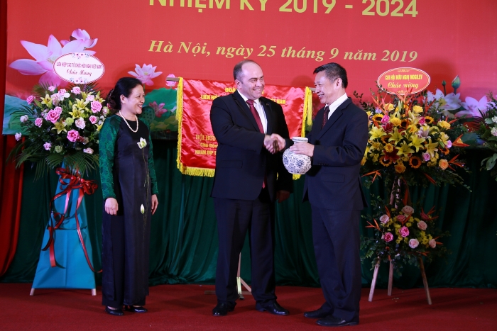 Tuy cách xa về địa lý nhưng nhân dân Việt Nam và Belarus gắn bó như anh em thân thiết tuy cach xa ve dia ly nhung nhan dan viet nam va belarus gan bo nhu anh em than thiet