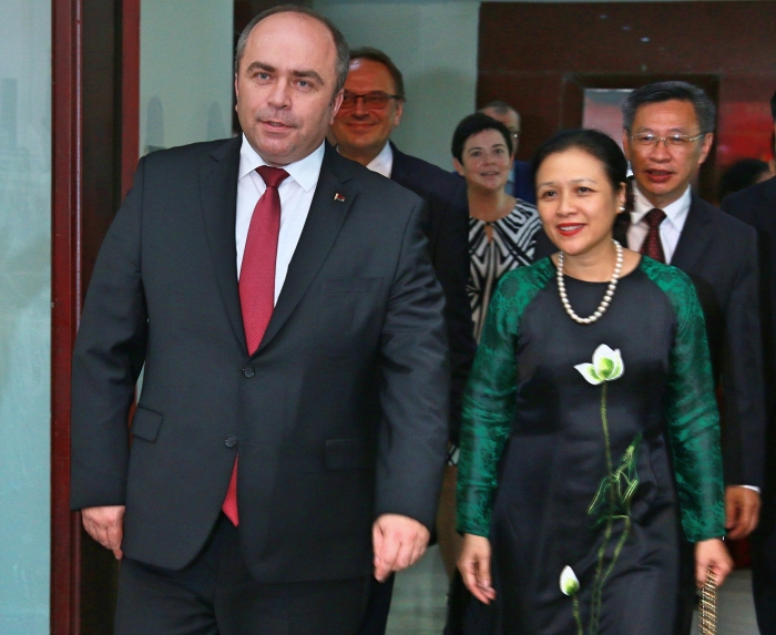 Tuy cách xa về địa lý nhưng nhân dân Việt Nam và Belarus gắn bó như anh em thân thiết tuy cach xa ve dia ly nhung nhan dan viet nam va belarus gan bo nhu anh em than thiet