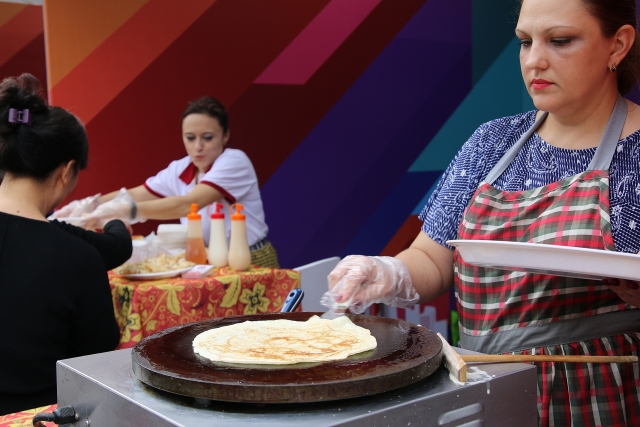 soi dong le hoi duong pho xin moi den matxcova