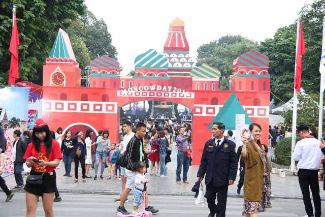 soi dong le hoi duong pho xin moi den matxcova