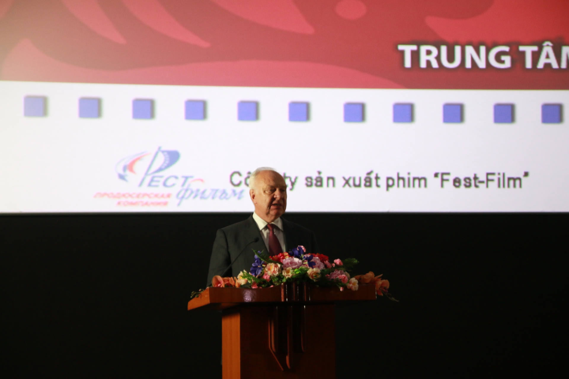 lang kinh da chieu ve dien anh nuoc nga ngay nay qua tuan le phim nga tai viet nam