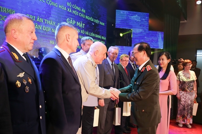 dao tao nhan luc diem sang hop tac an ninh giua viet nam va lien bang nga