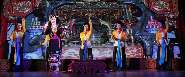 nghe si nha hat cheo ha noi doan ca mua nhac thang long don tet cung nguoi viet o ba lan