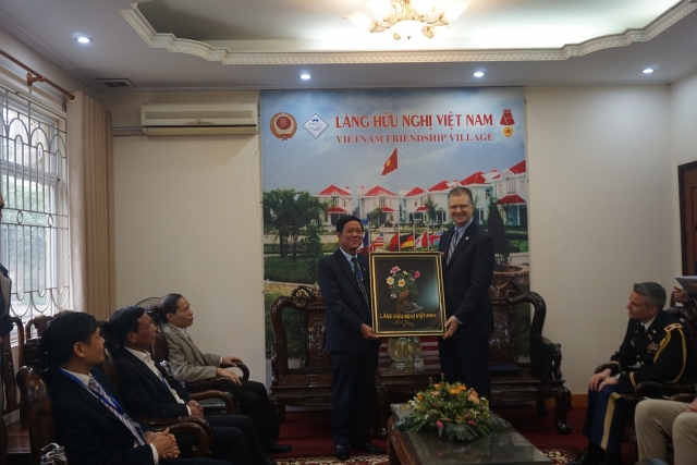 dai su my tham lang huu nghi nhung mon qua mang den nu cuoi