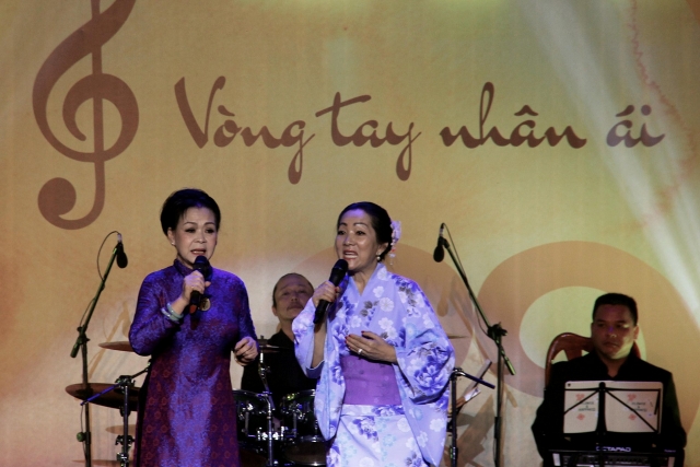 bon danh ca viet kieu hat vi nguoi ngheo o hoi an