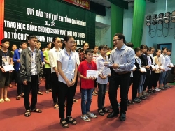 zhishan trao hon 500 trieu hoc bong vuot kho cho hoc sinh quang binh