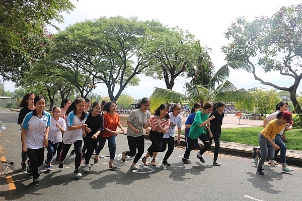 tet lao campuchia cua sinh vien tphcm vui bang ca 5 giac quan