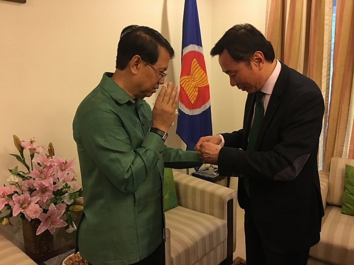 can bo ngoai giao viet lao buoc chi co tay tren dat an