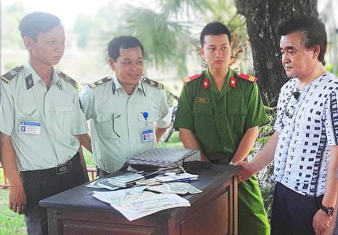 trao tra 50 ngan usd de quen ogoc cay cho du khach han quoc