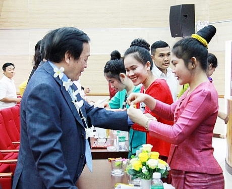 sinh vien lao campuchia don tet am ap tren que huong thu hai