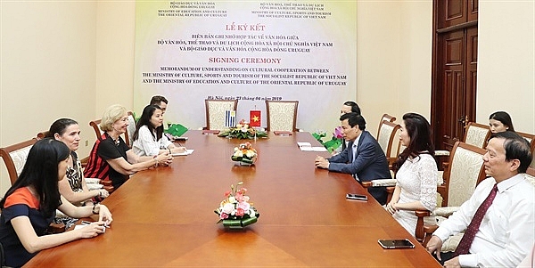 viet nam uruguay giao luu tu bong da toi hoc bong sinh vien