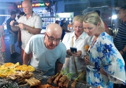 Tỉ phú Anh học làm bánh xèo ở miền Tây