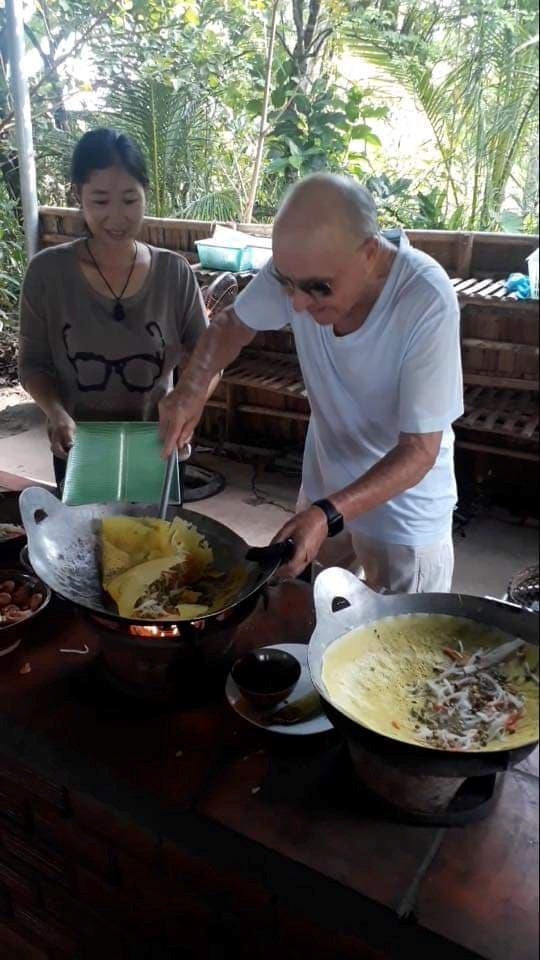 ti phu anh hoc lam banh xeo o mien tay