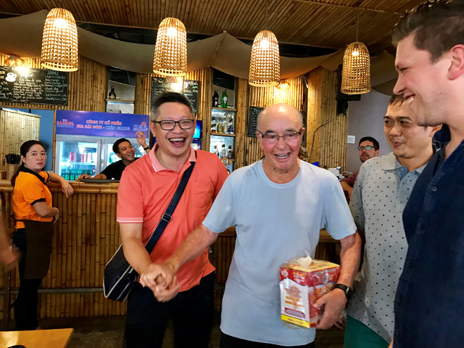 ti phu anh hoc lam banh xeo o mien tay