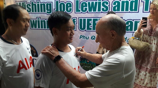 Tỉ phú Anh học làm bánh xèo ở miền Tây ti phu anh hoc lam banh xeo o mien tay