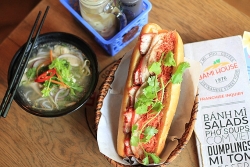 Bánh mì Việt mang 