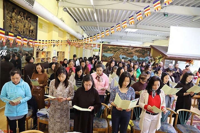 nguoi viet bon phuong voi dai le phat dan