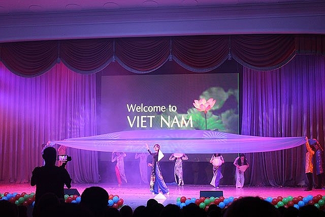 co gai vinh long tro thanh a hau 2 cuoc thi hoa hau cac dan toc chau a vung ural nga