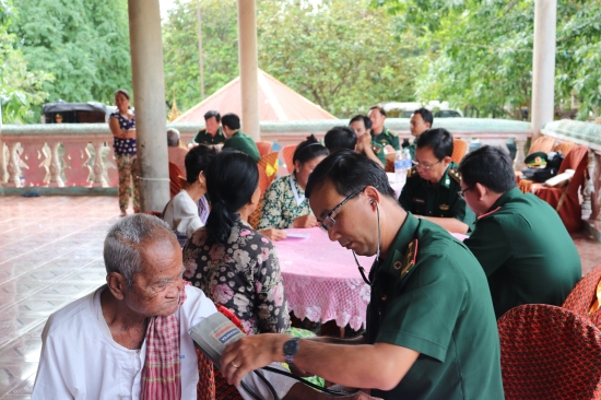 hang ngan nguoi campuchia duoc cham soc suc khoe nho mo hinh ket nghia cum dan cu bien gioi