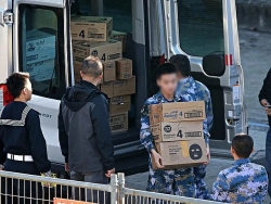 Thủy thủ Trung Quốc khuân sữa Australia lên tàu chiến