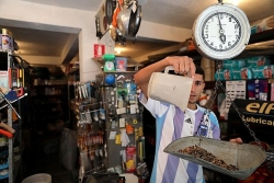 Tiền mất giá, người Venezuela đổi cá lấy gạo