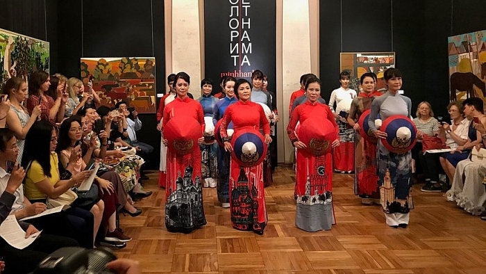 ngam ao dai viet hoa quyen van hoa nga
