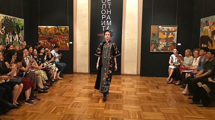 ngam ao dai viet hoa quyen van hoa nga