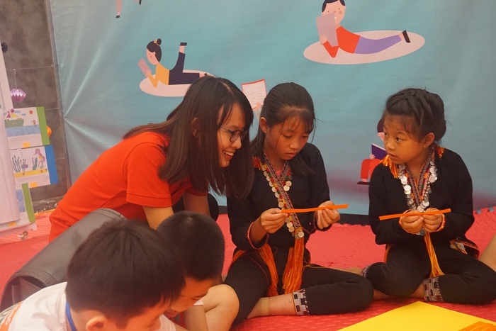 save the children thuc day thoi quen doc sach cho tre em