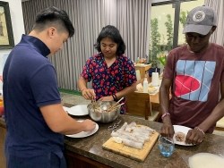 Học sinh Mỹ Homestay Việt: Ăn cơm nhà trên... đất lạ