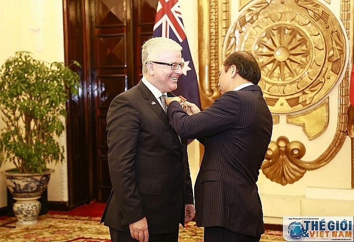 trao tang huan chuong huu nghi cho dai su australia tai viet nam