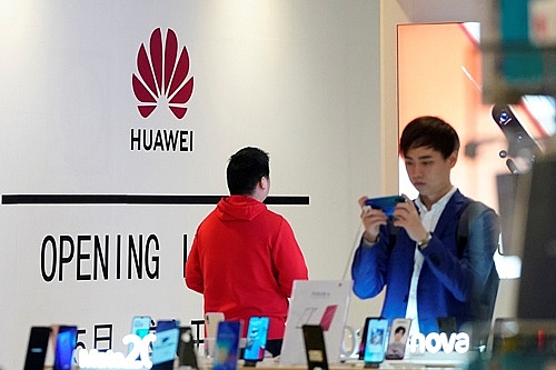 bao anh 100 nhan vien huawei co lien he voi tinh bao trung quoc